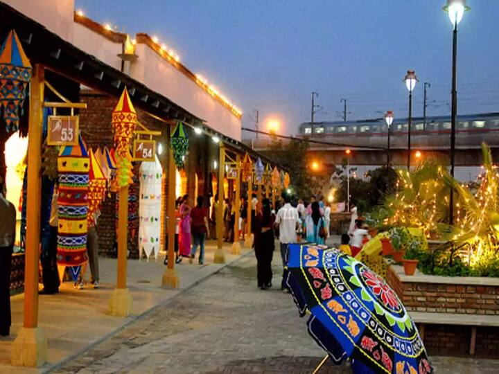 दिल्ली हाट – यहां पर घूमने के साथ-साथ आप शॉपिंग भी एंजॉय कर सकते हैं. यहां पर आपको कई तरह की हैंडमेड चीजें भी मिल जाएगी. यहां से आप घर को सजाने के लिए एंटिक सामान भी खरीद सकते हैं.