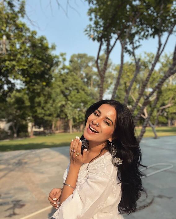 Sara Gurpal Latest Photoshoot:पंजाबी एक्ट्रेस सारा गुरपाल ने धूप में करवाया फोटोशूट, दिए ऐसे-ऐसे पोज देखने वालों के उड़े होश