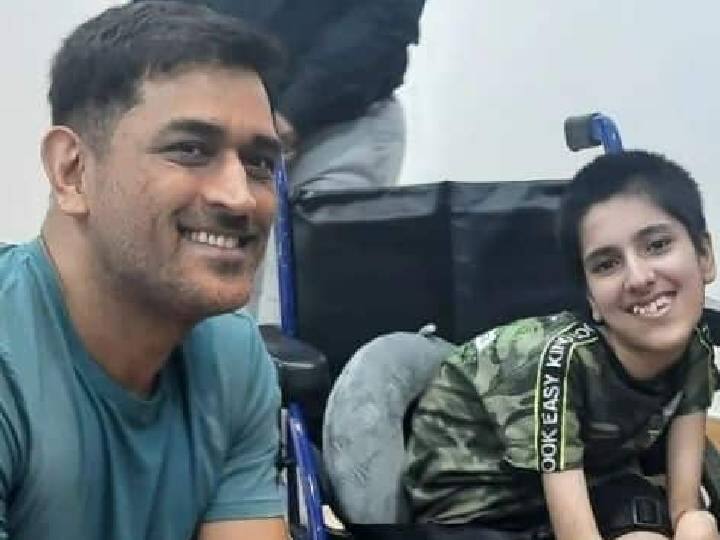 chennai super kings captain ms dhoni met his differently abled fan lavanya in ranchi airport சென்னை வரும் வழியில் மாற்றுத் திறனாளி ரசிகையை சந்தித்த தோனி.. வைரலாகும் வீடியோ!