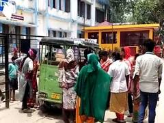 Gopalganj News: गर्भवती महिला को नहीं मिली एंबुलेंस तो ई-रिक्शा पर जन्मा बच्चा, प्रसव के दौरान जुटी महिलाओं की भीड़