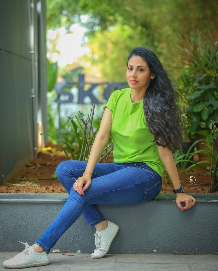 ஒரு சொட்டு கடலும் நீ ஒரு போட்டு வானம் நீ ஒரு புள்ளி புயலும் நீ பிரமித்தேன்