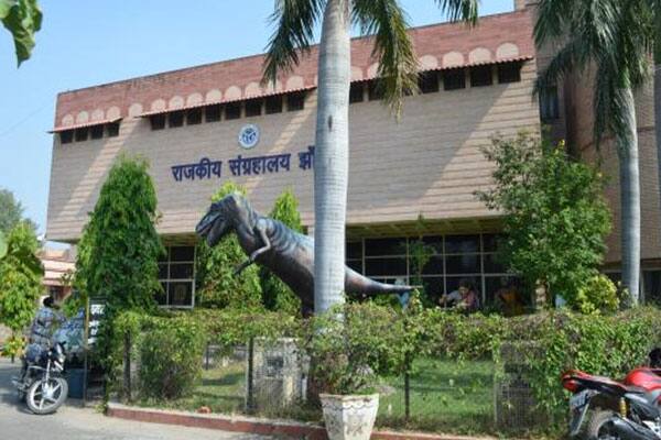 झांसी म्यूजियम - झांसी में बना सरकारी संग्रहालय देश के सबसे संग्रहालयों में से एक है. इसका निर्माण 19वीं शताब्दी में किया गया था. ये संग्रहालय झांसी के साथ बुंदेलखंड क्षेत्र के समृद्ध इतिहास को भी दर्शाता है.