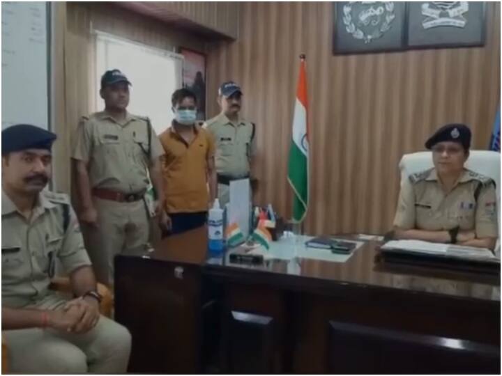 Chamoli news a man arrested for duping innocent people in uttarakhand ann Uttarakhand News: सरकारी विभागों में नौकरी दिलाने का झांसा देकर लाखों की ठगी, पुलिस ने अल्मोड़ा से किया गिरफ्तार