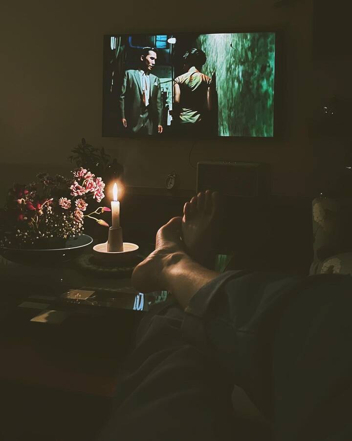 वहीं, एक फोटो उनके कैंडिल लाइट मूवी डेट की है, जो वह खुद के साथ एंजॉय कर रही हैं.