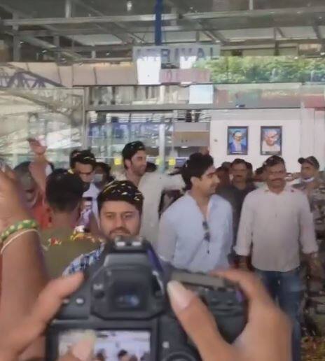 अपने चहेते अभिनेता को अपने शहर में देखकर फैंस की खुशी का ठिकाना नहीं रहा. इस दौरान रणबीर के साथ निर्देशक अयान मुखर्जी और मशहूर फिल्म निर्माता एस.एस. राजामौली भी मौजूद थे.