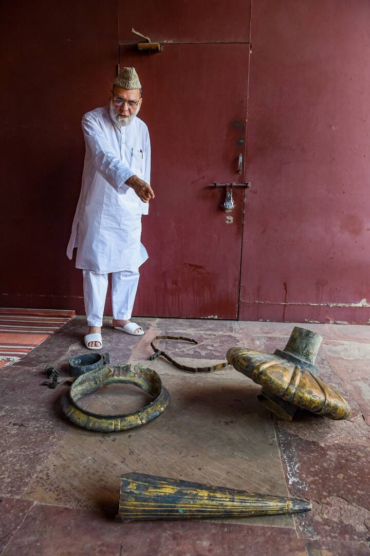 जामा मस्जिद के शाही इमाम सैयद अहमद बुखारी ने कहा कि मस्जिद की मीनारों और अन्य हिस्सों से पत्थर टूटकर गिरने से दो लोग घायल हो गए.