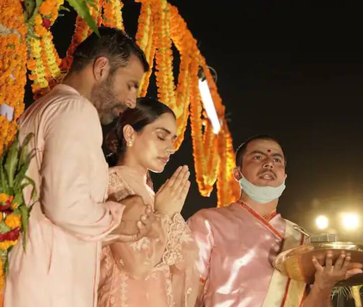 अक्षय कुमार आणि मानुषीचे वाराणसीतले फोटो सध्या सोशल मीडियावर व्हायरल होत आहेत.