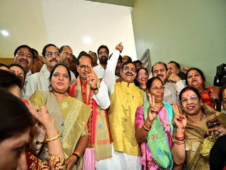 इस मौके पर सीएम शिवराज सिंह चौहान ने कहा कि भारतीय जनता पार्टी हमेशा छोटे से लेकर बड़े चुनाव तक सक्रिय रहती है और अपने कार्यकर्ताओं को भी सक्रिय बनाने के लिए हर हफ्ते कार्यक्रम आयोजन करती है. बीजेपी उन कार्यकर्ताओं को भी मौका देती है जो जमीन पर काम करते हैं. मध्य प्रदेश से 2 महिलाओं को राज्यसभा का टिकट दिया गया है. एक हैं कविता पाटीदार जो ओबीसी वर्ग से आती हैं. दूसरी सुमित्रा वाल्मीकि हैं जो अनुसूचित जाति से आती हैं.