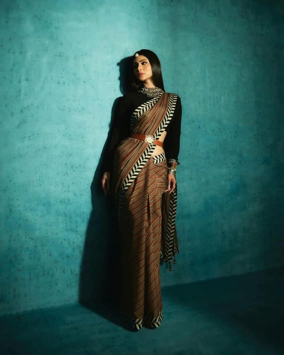 Mouni Roy Photos: साड़ी में दिखा मौनी रॉय का रॉयल लुक, खूबसूरत अंदाज देख आप भी हो जाएंगे फिदा !