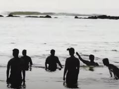 Watch: समूद्र में तैरने गए दो नौजवान जिंदगी से धो बैठते हाथ, इन्होंने बचाई जान