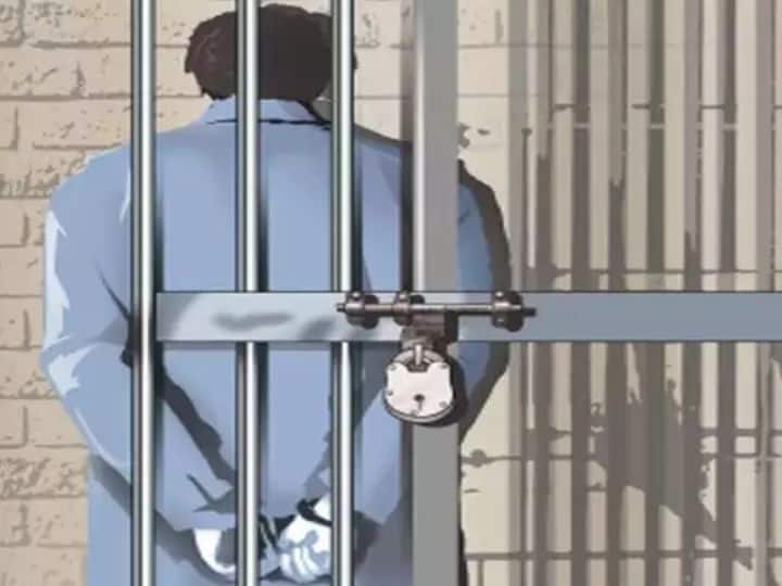 Corona And Criminal : कोरोना काळात तुरुंगातून पेरोलवर सोडलेले कैदी तुरुंगात परतलेच नाही, नागपूर पोलिसांचे वाढले टेन्शन! Maharashtra Marathi News Prisoners released on parole during Corona period did not return to jail increased tension of Nagpur police Corona And Criminal : कोरोना काळात तुरुंगातून पेरोलवर सोडलेले कैदी तुरुंगात परतलेच नाही, नागपूर पोलिसांचे वाढले टेन्शन!