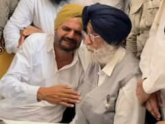 बेटे की मौत से टूटे सिद्धू मूसेवाला के पिता, दिल तोड़ देंगी ये रोती बिलखती तस्वीरें