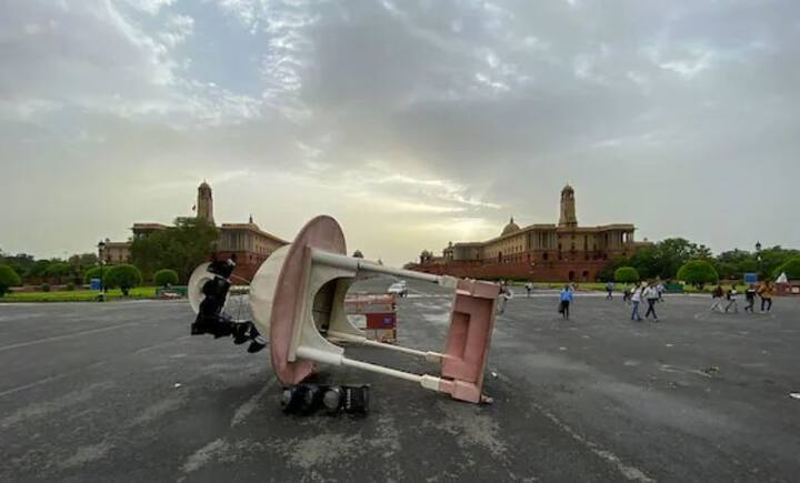 ਇਸ ਦੇ ਨਾਲ ਹੀ ਦਿੱਲੀ ਦੀਆਂ ਕਈ ਇਮਾਰਤਾਂ 'ਚ ਲੱਗੇ ਵਿੰਡੋ ਏਸੀ ਵੀ ਉੱਖੜ ਕੇ ਵਾਹਨਾਂ 'ਤੇ ਡਿੱਗ ਗਏ।ਇਸ ਦੌਰਾਨ ਕਈ ਵਾਹਨ ਨੁਕਸਾਨੇ ਗਏ।ਭਾਰੀ ਮੀਂਹ ਅਤੇ ਹਨੇਰੀ ਕਾਰਨ ਕਈ ਥਾਵਾਂ 'ਤੇ ਜਾਮ ਲੱਗ ਗਿਆ ਅਤੇ ਹਵਾਈ ਸੇਵਾ ਵੀ ਬੁਰੀ ਤਰ੍ਹਾਂ ਪ੍ਰਭਾਵਿਤ ਹੋਈ। ਇਸ ਦੌਰਾਨ ਤੂਫਾਨ ਕਾਰਨ ਦੋ ਲੋਕਾਂ ਦੀ ਜਾਨ ਵੀ ਚਲੀ ਗਈ।