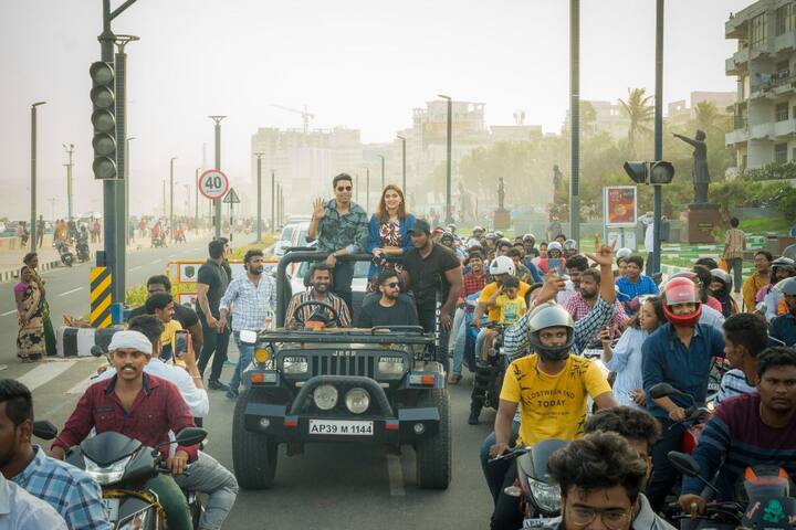 मेजर चित्रपटामधील अभिनेत्री सई ताम्हणकर आणि अभिनेता अदिवी शेष हे सध्या या चित्रपटाचे प्रमोशन करत आहेत.