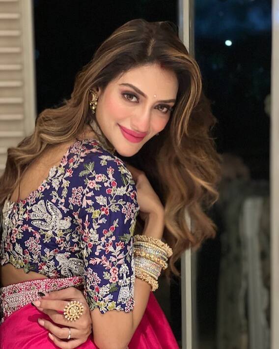 Nusrat Jahan Pics: नुसरत जहां ने पिंक साड़ी में दिखाए हुस्न दे जलवे, फोटोज देख आप भी खो बैठेंगे अपना दिल