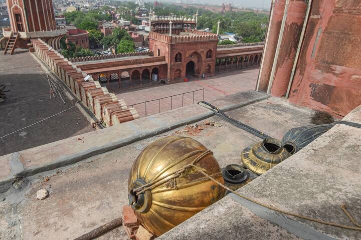 उल्लेखनीय है कि पिछले साल जून में आंधी आने पर में जामा मस्जिद की दक्षिणी मीनार से कुछ पत्थर के टुकड़े गिर गये थे. वहीं,2020 में भी मस्जिद को शहर में आए भूकंप से नुकसान हुआ था.