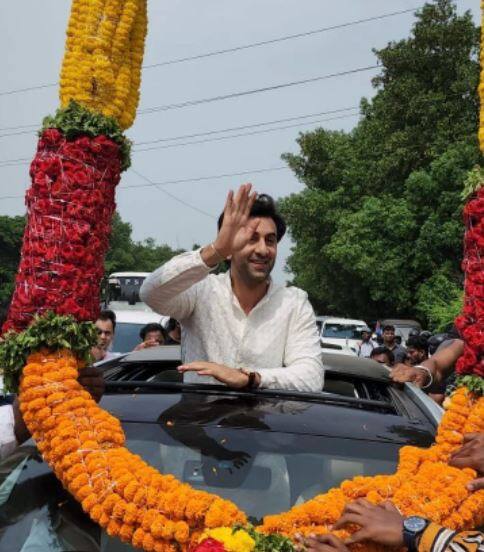 प्रशंसकों ने तीनों का भव्य स्वागत किया. अपने सुपरस्टार को देखकर फैंस इतने खुश हुए कि जोर-जोर से उनका नाम लेकर चिल्लाने लगे. सफेद रंग के कुर्ता पाजामा में यहां पहुंचे रणबीर का लुक काफी शानदार लग रहा है.