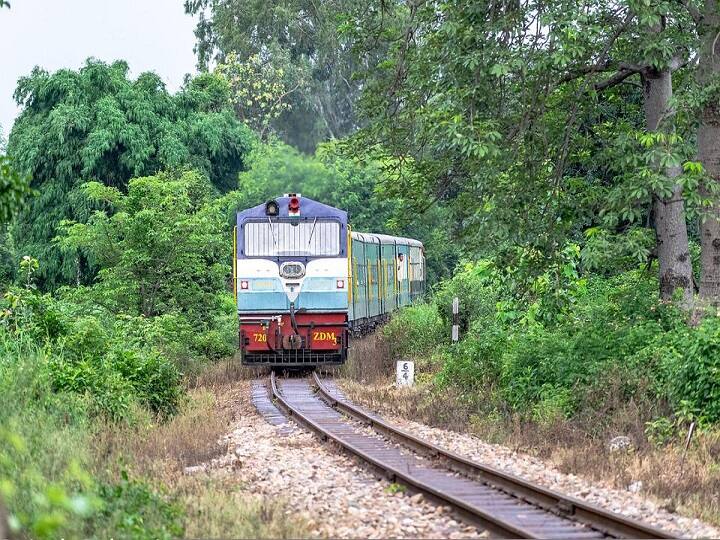 केरल के तिरुवनंतपुरम से चलकर असम के सिलचर को जाने वाली ट्रेन तिरुवनंतपुरम-सिलचर सुपरफास्ट एक्सप्रेस (Thiruvananthapuram Silchar Superfast Express) कुल 54 स्टेशनों पर रुकते हुए और 3,932 किलोमीटर का सफर तय करते हुए अपने गंतव्य स्थान तक पहुंचती है. इस सफर को पूरा करने में ट्रेन को 76 घंटे 35 मिनट का समय लगता है. (PC: Pixabay)