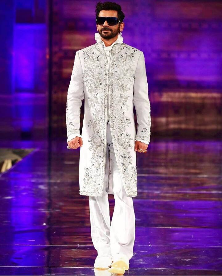 सुनील ग्रोवर- आपको जानकर हैरानी होगी कि छोटे पर्दे से लेकर बड़े पर्दे तक अपनी धाक जमाने वाले सुनील ग्रोवर पहले एक रेडियो जॉकी रह चुके हैं. उनकी आवाज रेडियो मिर्ची पर हंसी के फुवारे नाम के शो में सुनाई देती थी और यहीं से उन्हें बड़ा ब्रेक मिला.