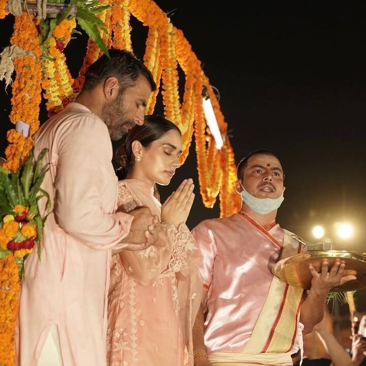 अक्षय कुमार और मानुषी छिल्लर फिल्म की रिलीज से पहले आर्शीवाद लेने के लिए भगवान विश्वनाथ के मंदिर पहुंचे हैं.