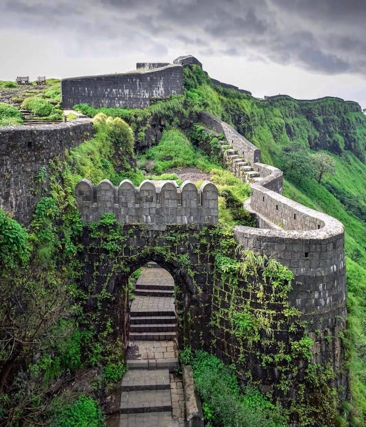 खंडाला- खंडाला का नाम कई फिल्मों में भी यूज किया गया है. ये भी बहुत ही सुंदर हिल स्टेशन है. यहां पर खूबसूरत घाटियां, झरनें और हरी-भरी वादियां का नजारा ले सकते हैं. यहां की सुंदरता पर्यटकों का मन मोह लेती है. खंडाला मुंबई से करीब 81 किमी की दूरी पर है.