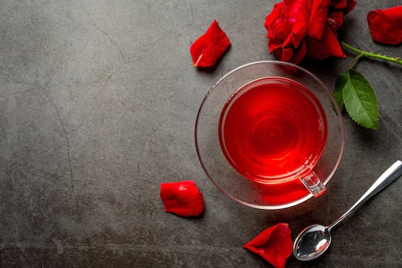 Homemade Rose Water: घर पर आसान तरीकों से बनाएं गुलाब जल, स्किन पर आएगा निखार