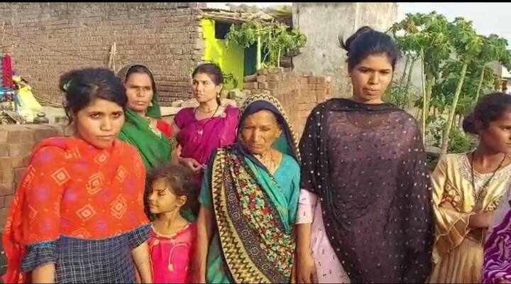 गौरतलब है कि खंडवा जिले में 1 जून को मुख्यमंत्री कन्यादान योजना के तहत सामूहिक विवाह होना था. इसमें 892 जोड़ों का विवाह होना था. लेकिन अब इस कार्यक्रम को आचार संहिता के कारण रद्द कर दिया गया है. इस संबंध में सामाजिक न्याय विभाग की ओर से 30 मई को एक आदेश जारी कर दिया गया है. आदेश में सामूहिक विवाह में शामिल होने वाले परिवारों से कहा गया है कि प्रदेश में आदर्श आचार संहिता लागू होने की वजह से मुख्यमंत्री कन्यादान योजना अंतर्गत शासकीय आयोजन नहीं किया जाएगा.