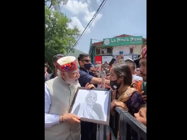 PM Modi Shimla Visit:  PM Narendra Modi stopped his car to accept a painting of his mother by a girl in Shimla watch video PM Modi Shimla Visit: શિમલામાં રોડ શો દરમિયાન હીરાબાનું પેઈન્ટિંગ લઈને ઉભેલી યુવતી પાસે પહોંચી ગયા પીએમ મોદી, કરી ખાસ વાત, જુઓ વીડિયો