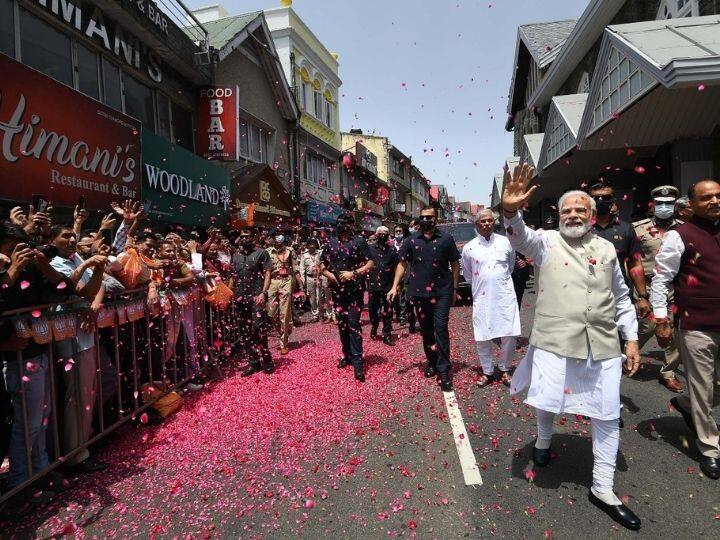 पीएम ने पहले तो खुद बच्ची के पास जाकर उससे वह तस्वीर ली और पूछा कि इसे बनाने में कितना समय लगा है. इसके बाद अपने चेहरे पर मुस्कान लिए उन्होंने उस बच्ची के सिर पर हाथ फेरते हुए उसे आशीर्वाद दे डाला.