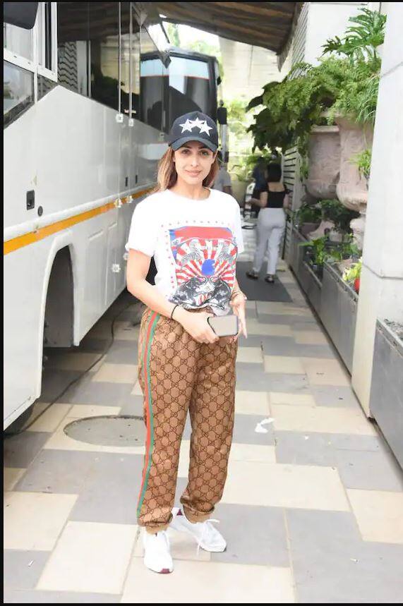 આ દરમિયાન મલાઈકા અરોરા ગૌરી ખાનની શોપ બહાર જોવા મળી હતી