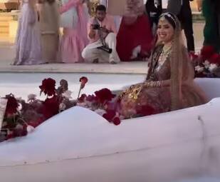 bride marriage entry video gone viral on social media Video: दुल्हन की ऐसी एंट्री शायद ही पहले कभी देखी हो, सोशल मीडिया यूजर्स भी हुए फिदा