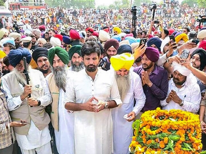 Sidhu Moose Wala Cremation: पसंदीदा ट्रैक्टर पर निकली मूसेवाला की अंतिम यात्रा, दूल्हे की तरह सजाया गया, उमड़े सैकड़ों लोग