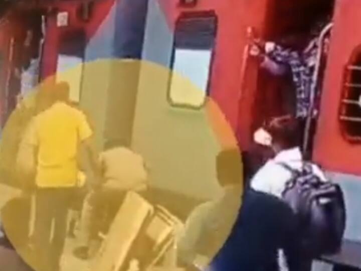 Passenger fell from the train on the Prayagraj platform Railway Protection Force personnel saved his live Prayagraj: प्लेटफॉर्म में ट्रेन से नीचे गिरा यात्री, रेलवे सुरक्षाबल के जवानों ने बचाई जान