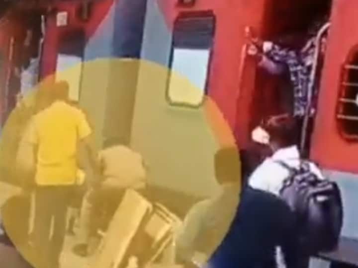 Prayagraj: प्लेटफॉर्म में ट्रेन से नीचे गिरा यात्री, रेलवे सुरक्षाबल के जवानों ने बचाई जान Passenger fell from the train on the Prayagraj platform Railway Protection Force personnel saved his live