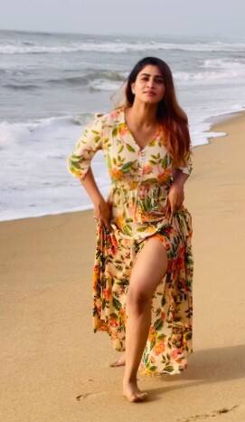 மீண்டும் மீண்டும் வேண்டும் அணைத் தாண்டி பார்க்கத் தூண்டும்