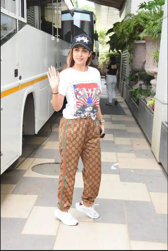 મલાઈકા સોશિયલ મીડિયા પર ખૂબ જ એક્ટિવ રહે છે અને દરરોજ નવા નવા ફોટા અને વીડિયો શેર કરતી રહે છે.