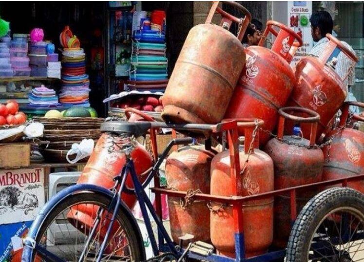 Taking commercial LPG connection has become expensive, prices have increased so much LPG Connection Rate Hike: કોમર્શિયલ એલપીજી કનેક્શન લેવાનું થયું મોંઘું, જાણો કેટલી કિંમત વધી અને ક્યારથી લાગુ થશે નવા ભાવ