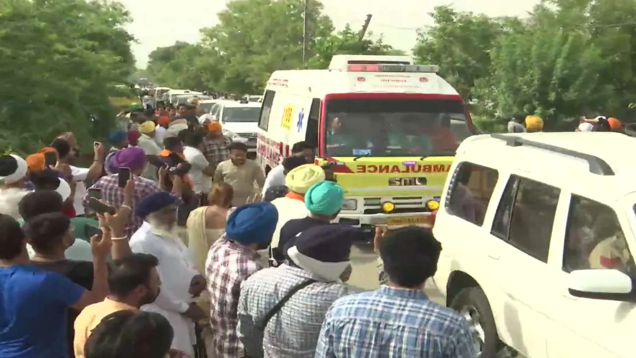 ਗਾਇਕ ਸਿੱਧੂ ਮੂਸੇਵਾਲਾ ਦੀ ਅੰਤਿਮ ਵਿਦਾਈ ਮੌਕੇ ਪਹੁੰਚੇ ਵੱਡੀ ਗਿਣਤੀ ਲੋਕ, ਪ੍ਰਸ਼ੰਸਕਾਂ ਦੀਆਂ ਅੱਖ ਨਮ, ਸੀਐਮ ਭਗਵੰਤ ਮਾਨ ਖਿਲਾਫ ਲੱਗੇ ਨਾਅਰੇ Mansa : large people from across the state attended the final farewell of Punjabi Singer Sidhu Musewala ਗਾਇਕ ਸਿੱਧੂ ਮੂਸੇਵਾਲਾ ਦੀ ਅੰਤਿਮ ਵਿਦਾਈ ਮੌਕੇ ਪਹੁੰਚੇ ਵੱਡੀ ਗਿਣਤੀ ਲੋਕ, ਪ੍ਰਸ਼ੰਸਕਾਂ ਦੀਆਂ ਅੱਖ ਨਮ, ਸੀਐਮ ਭਗਵੰਤ ਮਾਨ ਖਿਲਾਫ ਲੱਗੇ ਨਾਅਰੇ