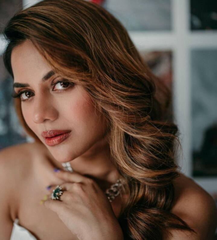 உரசாமல் அலசாமல் உயிரோடு ஊறுது ஆசை அதுங்காமல் இதுங்காமல் இருந்தால்தான் ஒய்ந்திடும் ஓசை