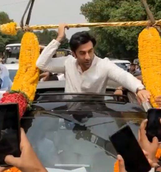 हर एक शख्स के चेहरे से पर्दा उठाते हुए उसके किरदार की एक झलक दिखाते हुए यह टीज़र बड़ा ही धमाकेदार और रोमांच भरा नजर आ रहा है.