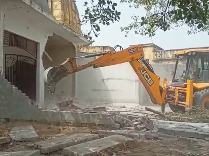 Hapur News Bulldozer Action on the occupation from the land of Mukteshwara Mahadev temple ANN Hapur: मुक्तेश्वरा महादेव मंदिर की जमीन से अवैध कब्जा हटाने के लिए चला बुलडोजर, इतनी जमीन कब्जामुक्त