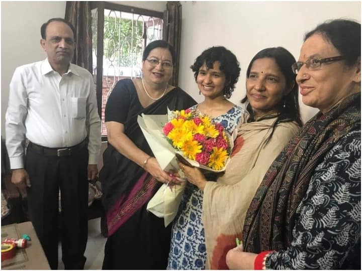 UPSC Topper News Jamia Vice Chancellor Prof. Najma Akhtar congratulates UPSE topper Shruti Sharma at home ANN UPSC Topper News: VC नजमा अख्तर ने टॉपर श्रुति शर्मा को घर जाकर दी बधाई, कहा- यह विश्वविद्यालय के लिए उपलब्धि