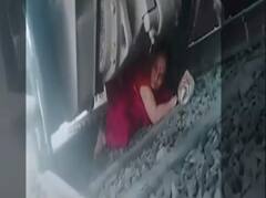 दैव बलवत्त म्हणून... तब्बल रेल्वेचे 4 डब्बे अंगावरुन गेले, तरिही सुखरुप बचावली महिला