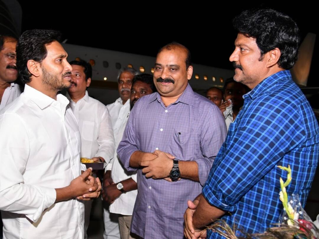YS Jagan Returns AP: దావోస్ నుంచి తిరిగొచ్చిన సీఎం వైఎస్ జగన్, ఘన స్వాగతం పలికిన టీడీపీ ఎమ్మెల్యే వల్లభనేని వంశీ AP CM YS Jagan Mohan Reddy gets grand welcome at Gannavaram airport after he returns to AP from davos tour YS Jagan Returns AP: దావోస్ నుంచి తిరిగొచ్చిన సీఎం వైఎస్ జగన్, ఘన స్వాగతం పలికిన టీడీపీ ఎమ్మెల్యే వల్లభనేని వంశీ