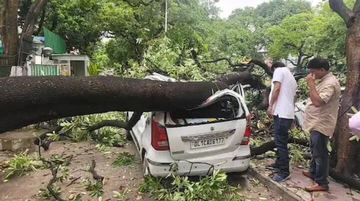 ਹਵਾ ਇੰਨੀ ਤੇਜ਼ ਸੀ ਕਿ ਪਾਰਲੀਮੈਂਟ ਸਟਰੀਟ 'ਤੇ ਇਕ ਇਮਾਰਤ 'ਚ ਲੱਗਾ ਏਅਰ ਕੰਡੀਸ਼ਨਰ ਡਿੱਗ ਗਿਆ, ਜਿਸ ਨਾਲ ਕਾਰਾਂ ਅਤੇ ਆਟੋ ਰਿਕਸ਼ਾ ਨੂੰ ਨੁਕਸਾਨ ਪਹੁੰਚਿਆ।