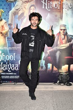 Bhool Bhulaiyaa 2 Success Party: রাজপাল যাদবকে কোলে তুলে পোজ কার্তিকের, 'ভুল ভুলাইয়া ২'-এর সাকসেস পার্টি জমজমাট