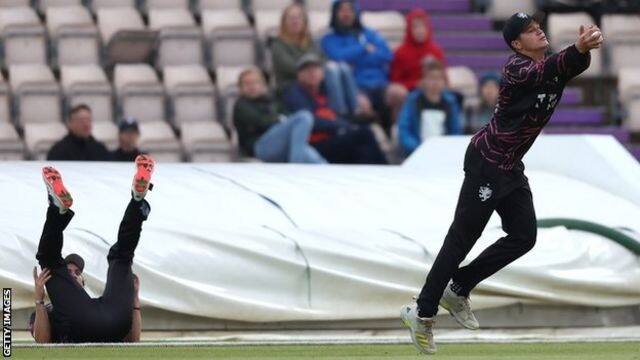 VIDEO: The player who crossed the boundary to catch the ball, yet the batsman was out, would not have seen such a catch! VIDEO: ਗੇਂਦ ਨੂੰ ਕੈਚ ਕਰਨ ਲਈ ਬਾਉਂਡਰੀ ਪਾਰ ਚਲਾ ਗਿਆ ਖਿਡਾਰੀ, ਫਿਰ ਵੀ ਆਊਟ ਹੋਇਆ ਬੱਲੇਬਾਜ਼, ਨਹੀਂ ਦੇਖਿਆ ਹੋਵੇਗਾ ਅਜਿਹਾ ਕੈਚ!