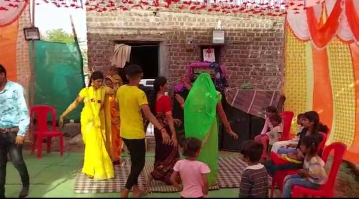 आचार संहिता के चलते शासकीय आयोजन नहीं होंगे, लेकिन इसमें सोचने वाली बात यह है कि एक जून को होने वाले सामूहिक विवाह को मात्र 2 दिन बचे थे. इसमें शामिल होने वाले 892 परिवारों ने अपने रिश्तेदारों को निमंत्रण भेज कर शादी में आने का कहा था. अब ऐसी स्थिति में प्रशासन ने आचार संहिता के चलते आयोजन पर रोक लगाकर परिवार वालों की चिंता बढ़ा दी है. अब परिवार वाले अपने घर पर ही तैयारियों में जुट गए हैं. वो अगले 2 दिन में किस तरह की तैयारी परिवार कर पाएंगे, यह सोचने वाली बात है. सरकार के इस फरमान से ऐसे परिवारों की चिंताएं बढ़ गई हैं. बारात से लेकर मेहमानों की ठहरने तक की व्यवस्था और उनको भोजन व्यवस्था कर पाना इन परिवारों के लिए बहुत कठिन हो गया है.
