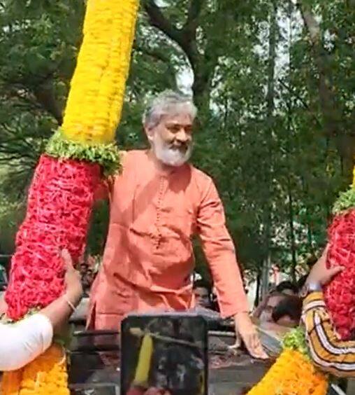 आलिया भट्ट और रणबीर कपूर की इस फिल्म का टीजर रिलीज हो चुका है. जिसमें यह सितारे आग की लपटों में घिरा हुए  नजर आ रहे हैं.