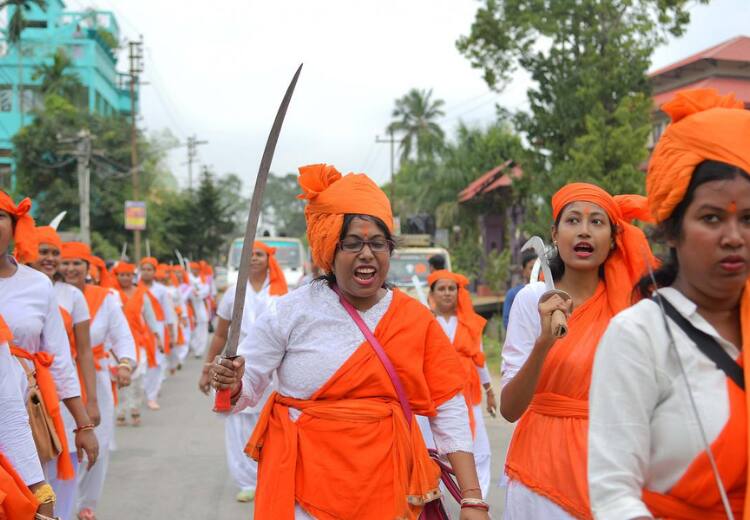 Police file FIR against women who were involved in Durga Vahini rally with weapons in Kerala Kerala: பளபளக்கும் வாள்! கேரளாவில் ஆயுதங்களுடன் பேரணி சென்ற பெண்கள்.. பாய்ந்த வழக்கு!!